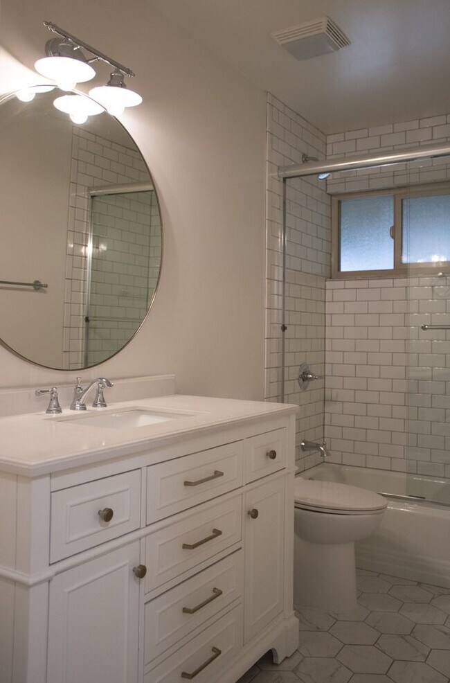 Building Photo - 3 BD 2 BA in Tahoe Park