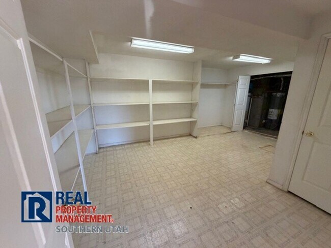 Building Photo - Golf Course Home