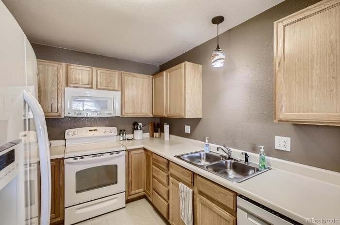 Building Photo - 1601 Great Western Dr