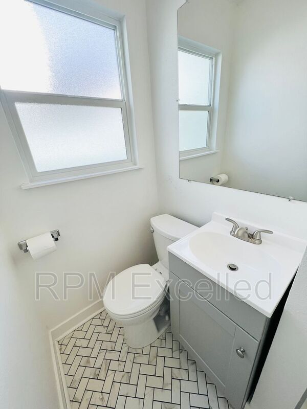 Building Photo - 1526 Steele Ave