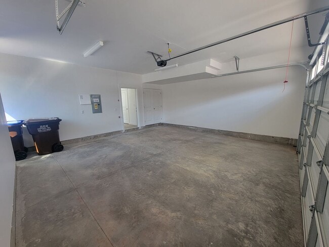 Building Photo - GORGEOUS Spacious Town Home