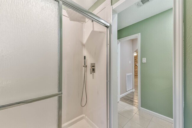 Building Photo - 605 Kings Ct