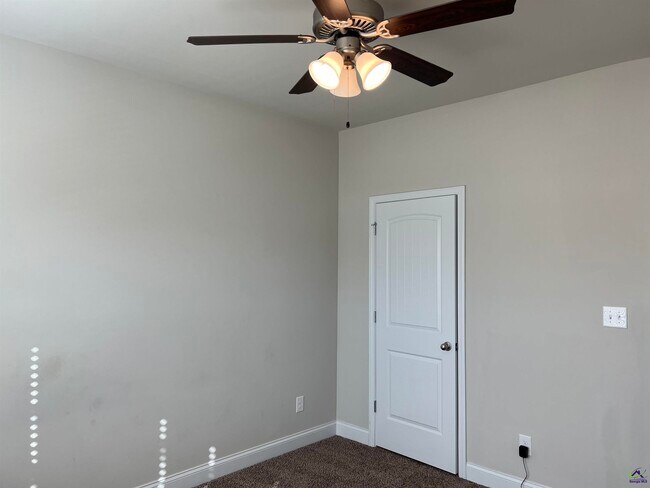 Building Photo - 105 Lacey Oak Ln