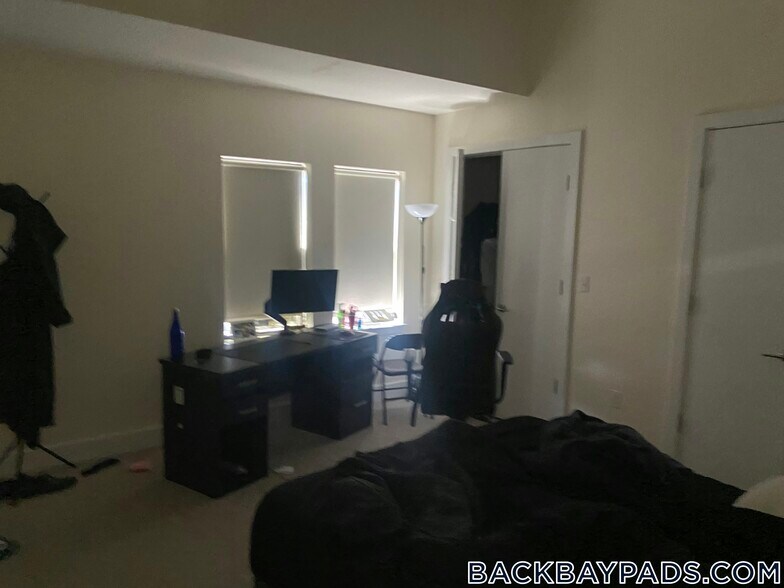 Building Photo - 1126 Boylston St