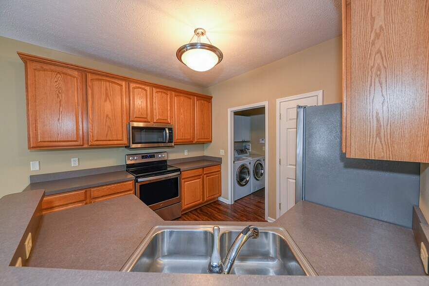 Building Photo - 5845 Crescent Ridge Dr