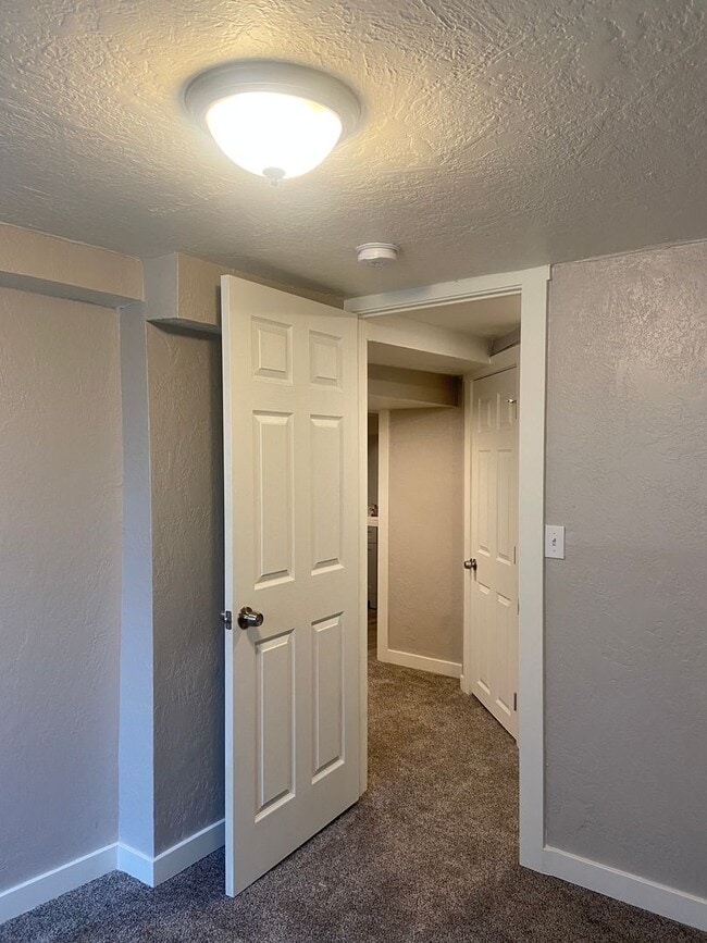 Building Photo - Foothills 925 Triplex