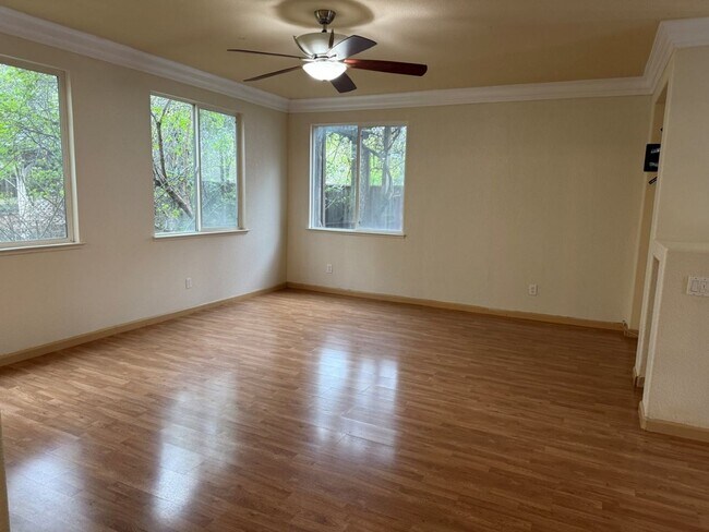 Building Photo - Modern 4 Bedroom w/ Loft Stonegate Area Vacaville *Star Rentals