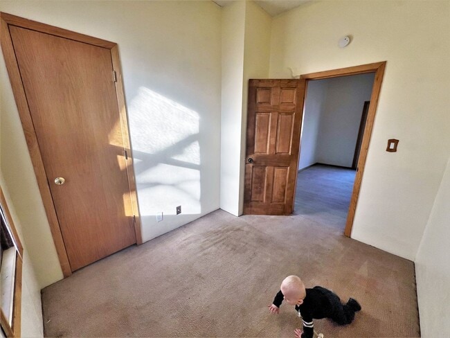 Building Photo - 801 E 6th- 4 bedroom house