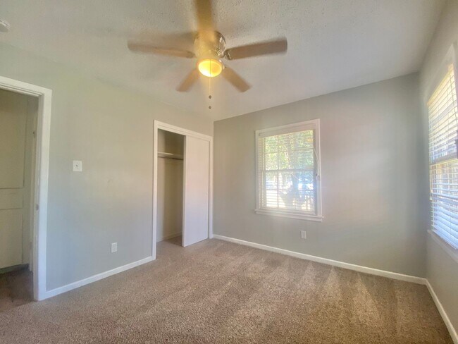 Building Photo - NOW AVAILABLE - Great 3 bedroom 2 bath nea...
