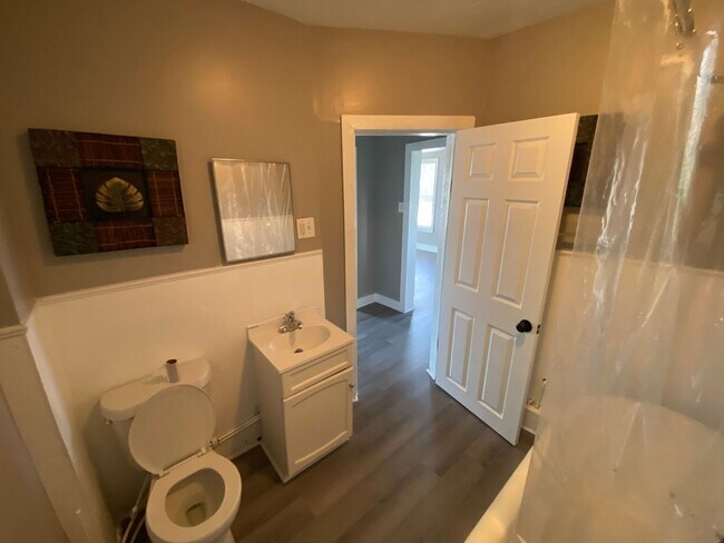 Building Photo - Very attractive 2BR 1/2 duplex