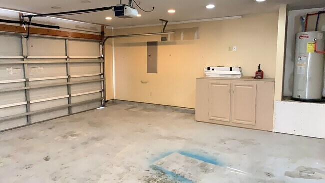 Building Photo - Beautiful 4-Bedroom,2.5-Baths with Two Car...