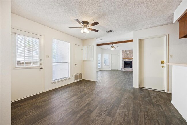 Building Photo - 704 Rollingway Dr