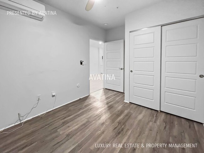 Building Photo - Video! Killer condo w/ garage & extra park...