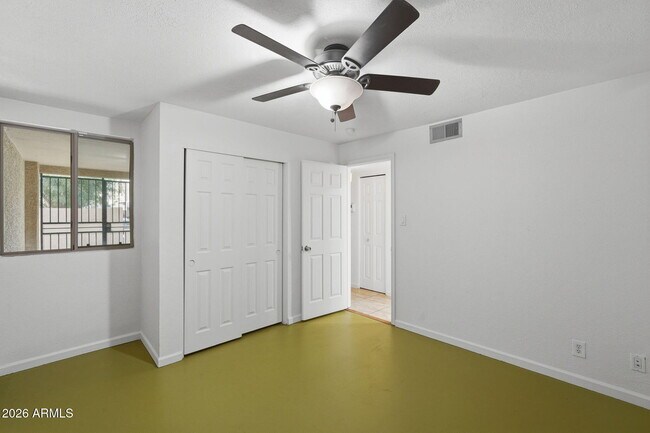 Building Photo - 1005 W 5th St