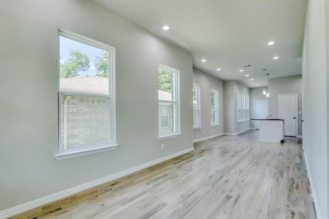 Building Photo - 1441 N Beckley Ave