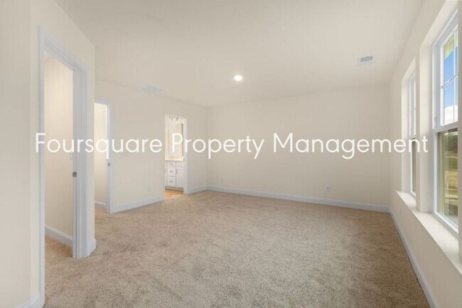 Building Photo - Townhome! | Back Patio with Privacy Fence|...