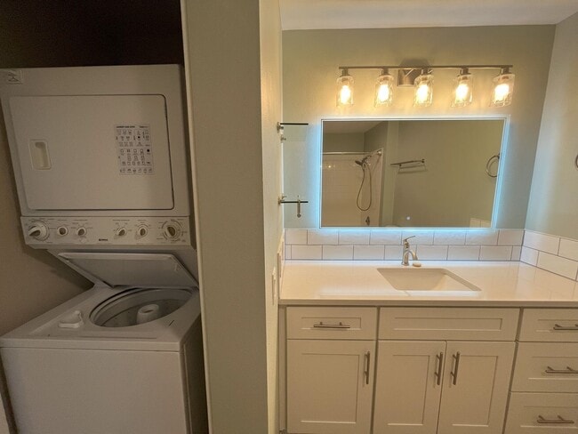 Building Photo - 1BD/1BA RiverPlace Condo - Secure Parking Included. Walk to OHSU, Waterfront, Shops & Restaurants.