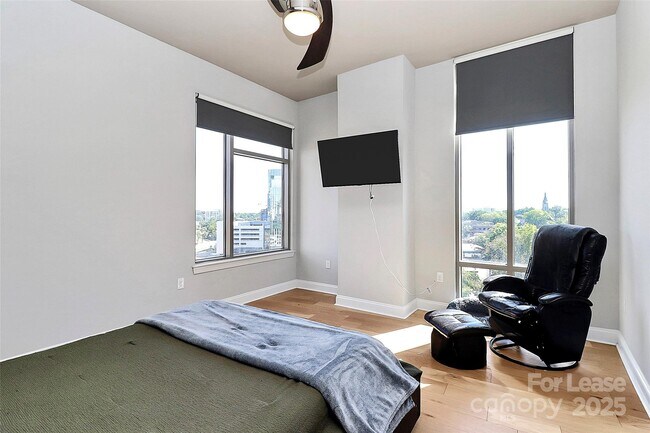 Building Photo - 701 Royal Ct