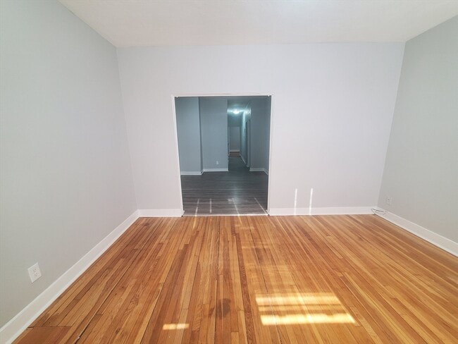 Building Photo - 4 Abbotsford St