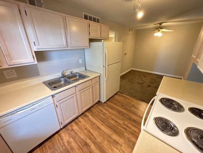Building Photo - Cozy 1Bed/1Bath 2nd floor Condo in Henderson!