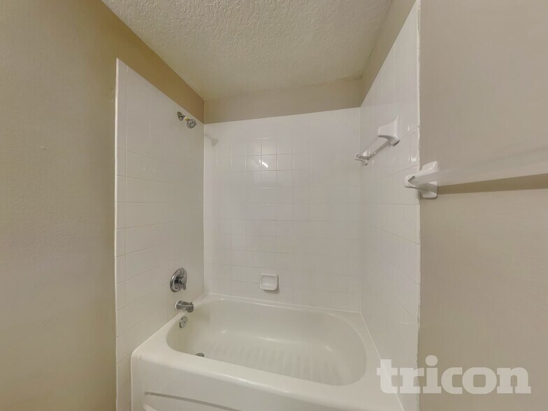 Building Photo - 27909 Breakers Dr