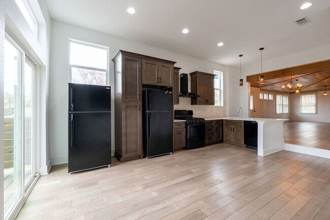 Building Photo - Tip Tier Views at this Beautiful 4 bedroom, 3 bathroom home in Central East Austin!!!