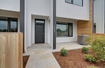 Building Photo - Beautiful Townhouse with Easy Access to Everything!