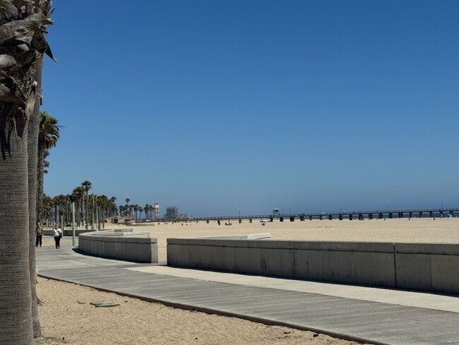Building Photo - Three minutes from the beach!