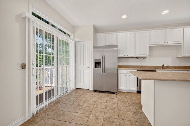Building Photo - Beautiful 3 Bed Townhome In the Heart Of Village Of West Clay!