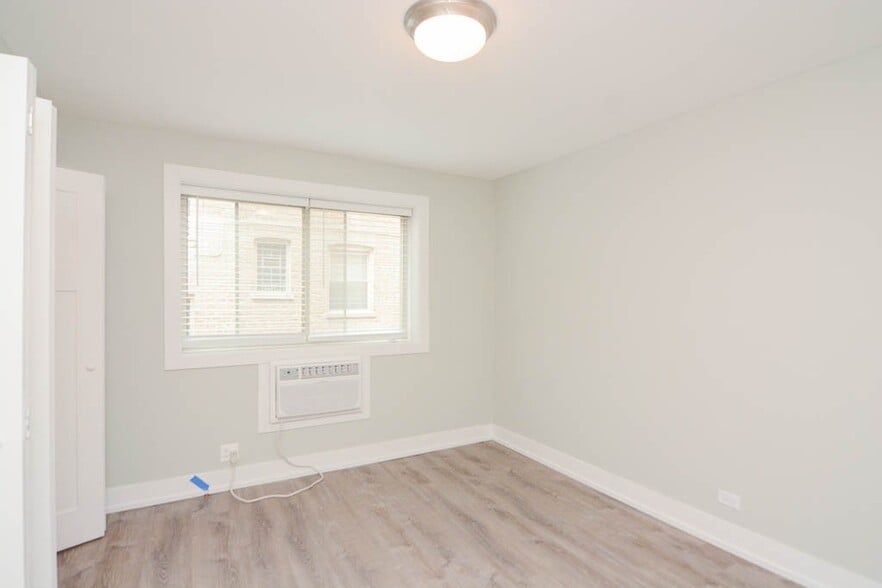 Building Photo - 535 W Surf St