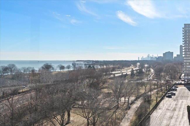 Building Photo - 5701 N Sheridan Rd