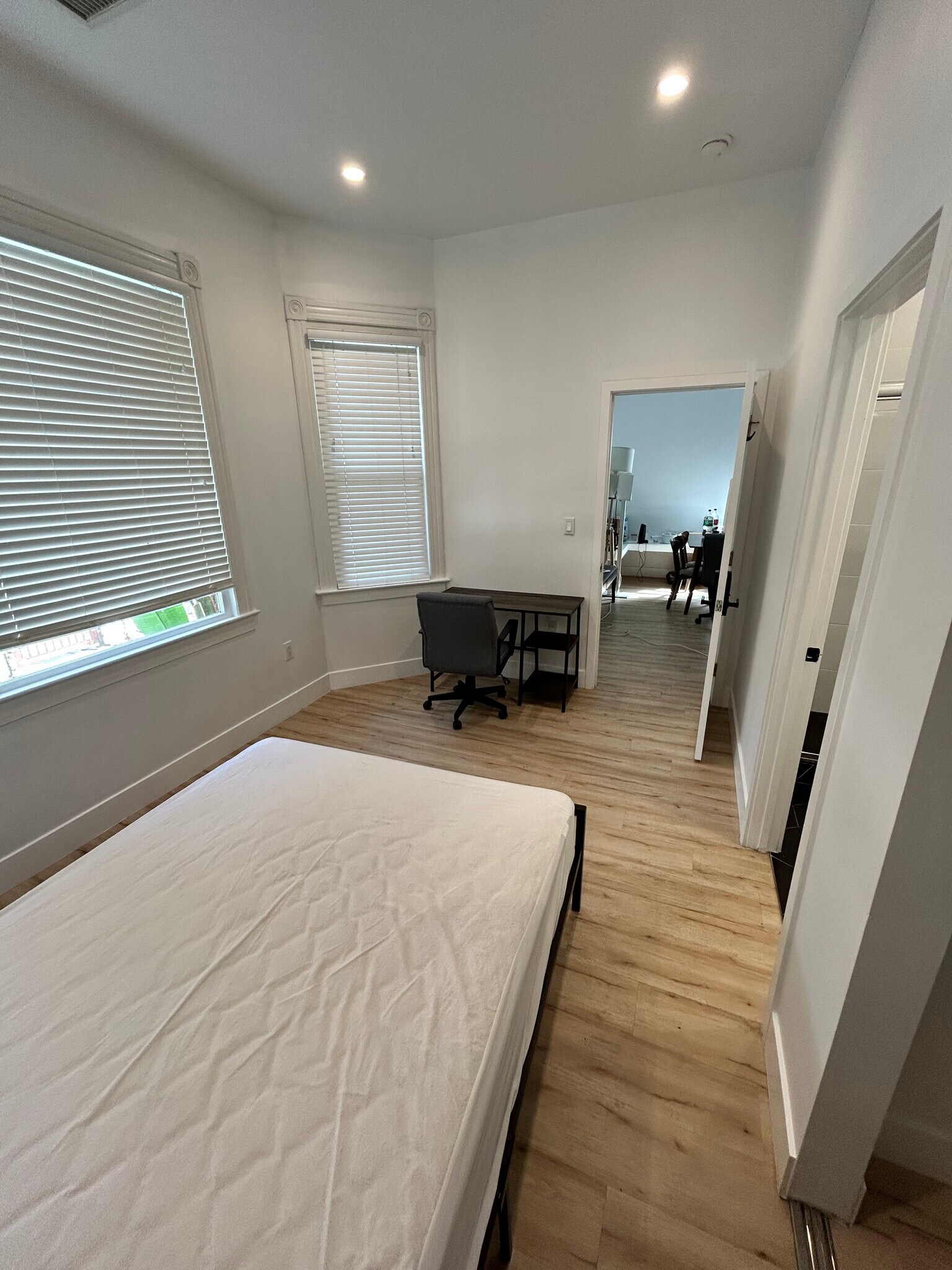 Building Photo - 1334 W 22nd St