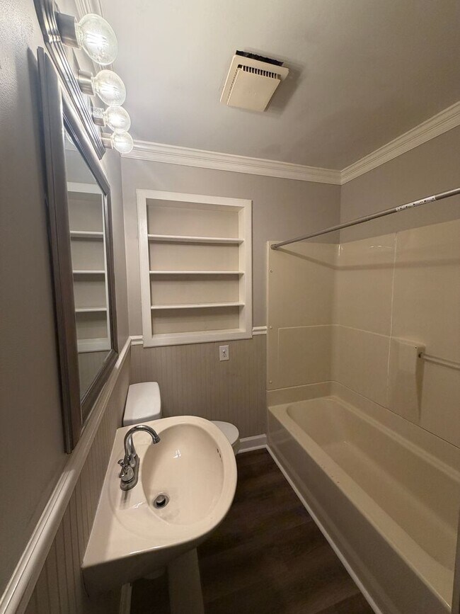 Building Photo - 2 Bed 1 Bath Home
