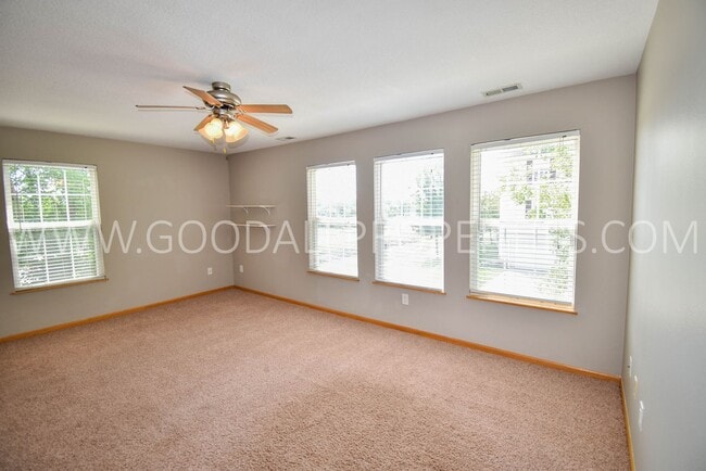 Building Photo - Discover this beautiful 2 Bedroom, 2.5 Bath Towhome in Ankeny!