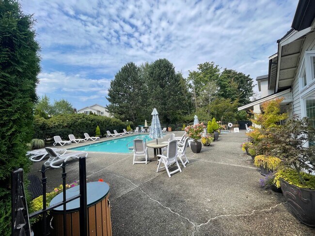 Building Photo - Welcome Home to Comfort & Convenience in E...