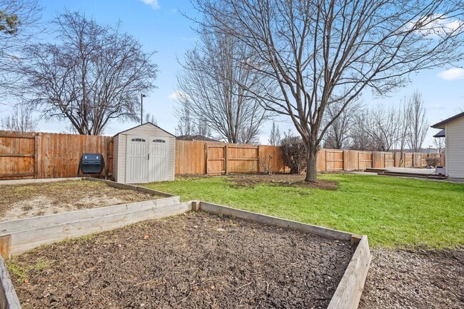 Building Photo - 3bd/2ba Home on Large Private Lot in Estab...