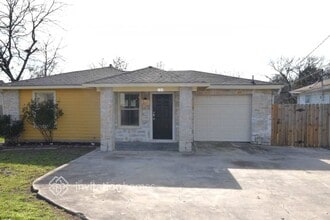 Building Photo - 208 Ennis St