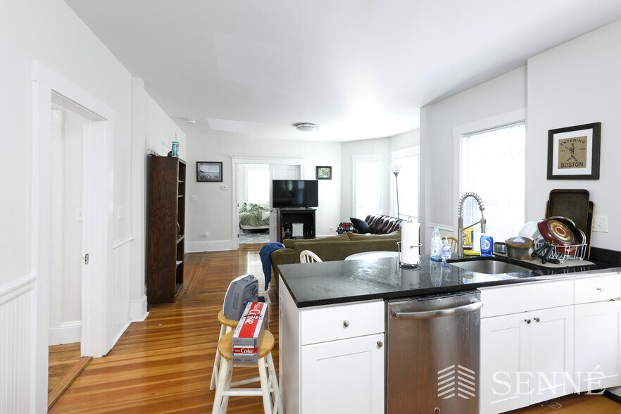 Building Photo - 37 Magoun St