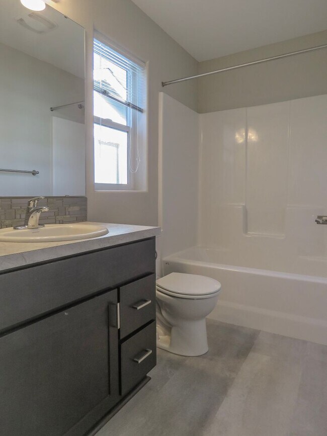 Building Photo - Market St Duplex