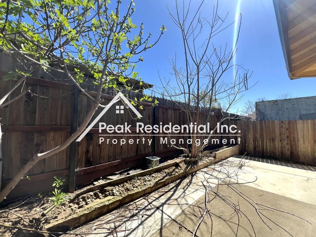 Building Photo - Charming 2bd/1ba Duplex- 5 Minutes From UC...