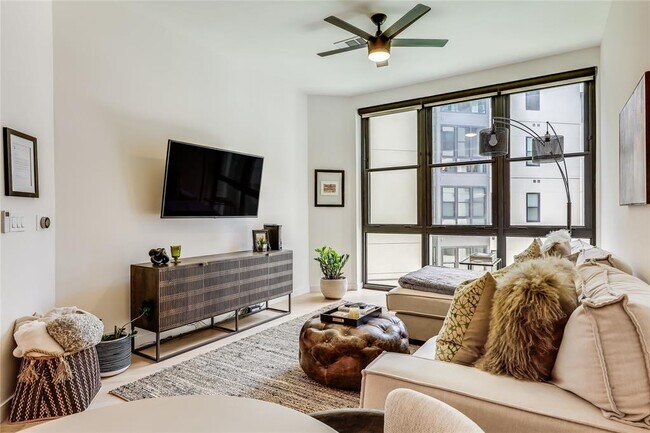 Building Photo - 800 Embassy Dr