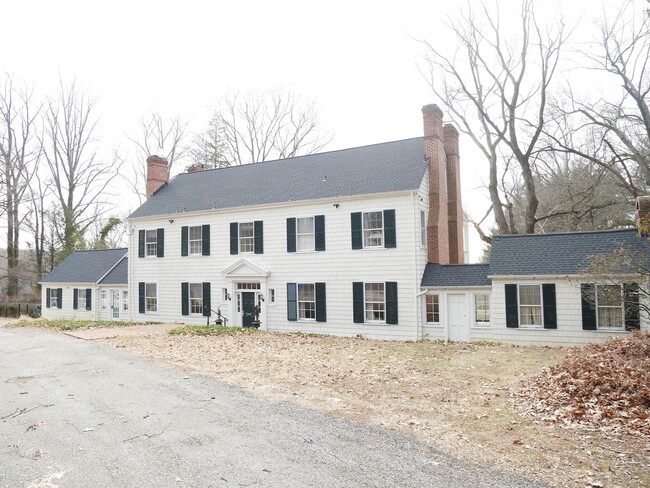 Primary Photo - Stunning 1928 Estate Home in Caves Valley ...