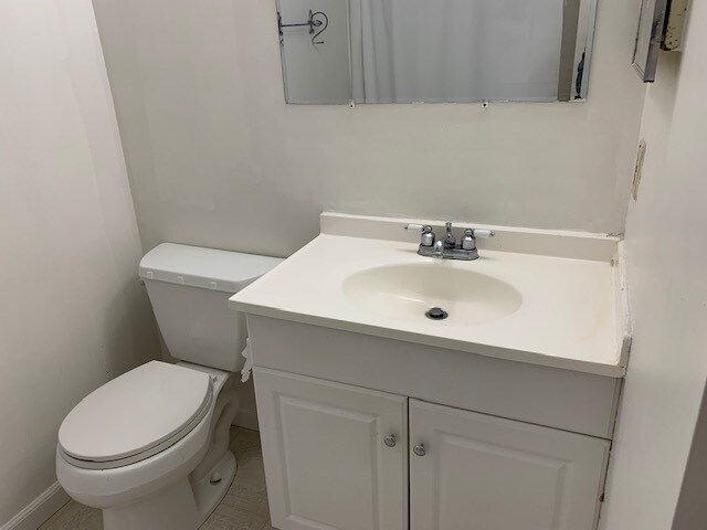 Guest bathroom - 8513 London Bridge Way