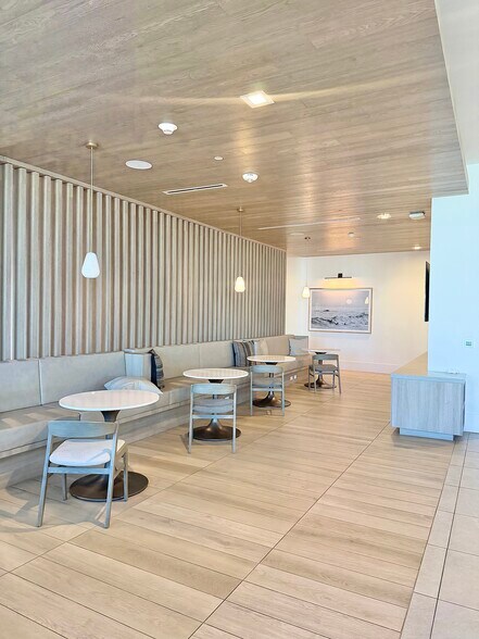 Building Photo - 2000 N Bayshore Dr