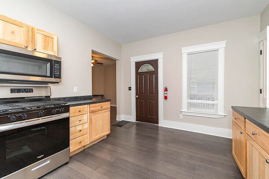 Building Photo - 529 McCourtie St