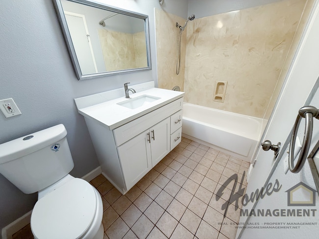 Building Photo - Homes Management - 3 bed, 2 bath home off Oak Hill