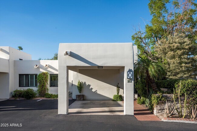 Building Photo - 5101 N Casa Blanca Dr