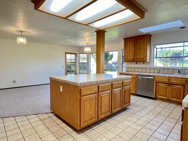 Building Photo - 3105 Blenkarne Dr