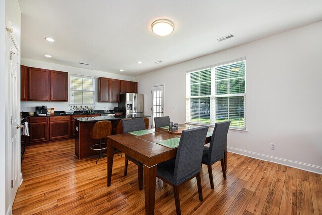 Building Photo - 520 Crossland Dr