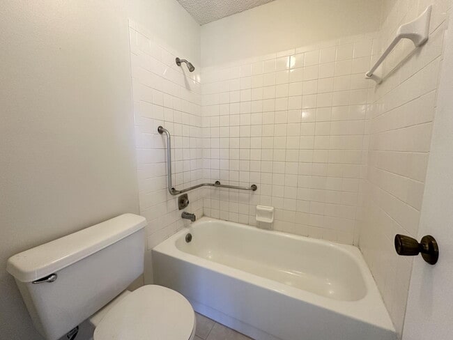 Building Photo - "Charming 2-Bed, 2-Bath Oasis in New Port Richey – Your Ideal Retreat Awaits!"